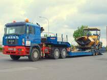 Ein MAN 33/464 mit 2achser Tieflader. Der 20 to. schwerer Vgele Super 1800-2 Asphaltfertiger wird mit viel Gefhl abgeladen.