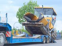 Hier kippt gerade ein 20 to. schwerer Vgele Super 1800-2 Asphaltfertiger mit viel Gefhl auf die Laderampe des Tieflader.