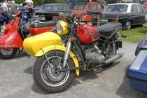 BMW mit Seitenwagen als Zaungast bei der Oldtimerausstellung in 76689 Karlsdorf-Neuthard am 29.06.09 
