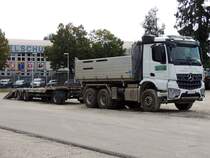 AROCS-2853 mit Kipperaufbau, hat am Tiefladeanhänger eine Baumaschine herangebracht; 230913