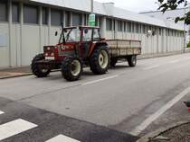 FIAT 80-90DT braust mit Einachshänger dem Fußgängerübergang entgegen;  230901