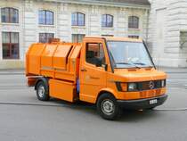 Mini Mllwagen Merzedes 307 E  BS 2468 des Tiefabauamtes der Stadt Basel vor dem Bahnhof Basel am 28.06.2009