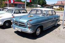 In der damals oft verwendeten Zweifarblackierung der Hansa 1500