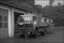 Mercedes SK 1831 mit Absperrtafel auf der AM Ldenscheid.
