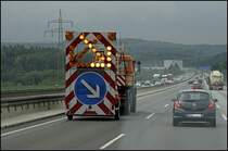 Mercedes SK 1831 mit Absperrtafel kurz vor der Lennetalbrcke in Fahrtrichtung Frankfurt. (08.07.2009)


