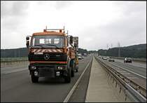 MERCEDES SK 1831 mit Absperrtafel auf der Lenntalbrcke. (08.07.2009)