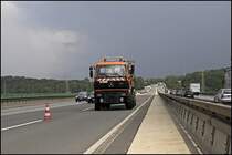 MERCEDES SK 1831 mit Absperrtafel auf der Talbrcke Lennetal. (08.07.2009)