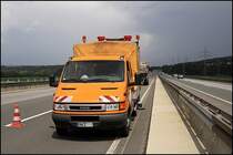 13 Minuten spter ziehen dunklen Wolken auf... IVECO DAILY auf der Lennetalbrcke in Fahrtrichtung Frankfurt. (08.07.2009)
