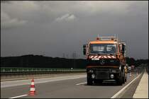 Theaterbeleuchtung(?!?): SK 1831 mit Absperrtafel vor dunklen Gewitterwolken auf der Lennetalbrcke. (08.07.2009)