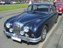 Daimler 250 V8 Automatic, wie er von 1962 bis 1969 in Coventry gebaut wurde. Technisch und optisch basierte dieses Modell auf dem Jaguar MK II, war aber hochwertiger ausgestattet. Des weiteren war der Kühlergrill  Daimlertypisch  gestaltet. Angetrieben wird der Wagen vom, aus dem Daimler SP 250 bekannten, V8-Motor. Dieser Motor hat einen Hubraum von 2548 cm³ und leistet 141 PS. Die Höchstgeschwindigkeit soll bei ca. 180 km/h liegen. Oldtimer-Revival auf dem Gelände der Kokerei Zollverein in Essen am 28.07.2024.