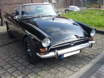 Sunbeam Alpine Tiger MK2 im Farbton embassy black. Dieser Alpine Tiger MK2 ist einer von nur 534 Fahrzeugen dieses Typs. Bereits Anfang der 1960´er Jahr hatte die Rootes-Gruppe den Sportwagen Alpine auf den Markt gebracht. Das anfänglich recht  schmalbrüstig  motorisierte Auto wurde nach und nach leistungsgesteigert. Das stärkste Modell war dann der gezeigte Alpine Tiger MK2, motorisiert mit einem 260 cui (4261 cm³) V8-Motor aus dem Hause Ford/USA. Je nach Kundenwunsch waren Leistungen von 165 PS bis 245 PS möglich. Oldtimer-Revival auf dem Gelände der Kokerei Zollverein in Essen am 28.07.2024.