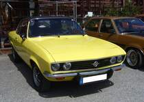 Opel Manta A, gebaut in den Jahren von 1970 bis 1975. Der Manta wurde als Konkurrenzprodukt zum sehr erfolgreichen Ford Capri, der ein Jahr vorher erschien, auf den Markt gebracht. Der Kunde konnte zwischen drei verschiedenen Vierzylinderreihenmotoren wählen: 1196 cm³, 1584 cm³ und dem 1897 cm³ Motor aus dem Opel Rekord. Die Leistung lag serienmäßig zwischen 60 PS und 105 PS. Der gezeigte Manta ist im Farbton citrusgelb lackiert. Oldtimer-Revival auf dem Gelände der Kokerei Zollverein in Essen am 28.07.2024.