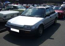 Honda Civic MK4 Stufenhecklimousine aus dem Jahr 1989. Die vierte Generation des Honda Civic stand ab 1987 bei den Händlern. Das Modell war als zweitürige Steilheck-Limousine, viertürige Stufenheck-Limousine, allradangetriebenes Kombi mit Hochdach, sowie als Sportcoupe namens CRX lieferbar. Der Kunde konnte zwischen etlichen Motorisierungen wählen. Der gezeigte Wagen ist mit dem stärksten, damals lieferbaren Motor ausgestattet. Der Vierzylinderreihenmotor hat einen Hubraum von 1590 cm³ und leistet 130 PS bzw. 124 PS PS, wenn ein Katalysator verbaut war. Eine solche viertürige Limousine kostete mindestens DM 24.290,00. Oldtimer-Revival auf dem Gelände der Kokerei Zollverein in Essen am 28.07.2024.