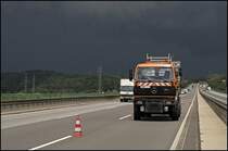 Weltuntergang in Schwerte?!? Mercedes SK 1831 mit Absperrtafel steht noch im trockenen... (Welches Bild ist besser?)
