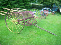Alter Heurechen, umgebaut von Pferdezug auf zug�se f�r Schlepperbetrieb beim Landwirtschaftsfest in M�hlau