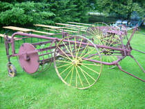 Dieser alte Heuwender war beim Landwirtschaftsfest in M�hlau zu sehen. Er geh�rt wie die anderen historischen Ger�te zum Besitz des Hofes 