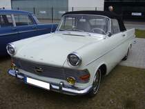 Opel Rekord P2 Cabriolet aus dem Jahr 1962 im Farbton chamonixweiß. Der Rekord P2 wurde im August 1960 der Öffentlichkeit vorgestellt. Das Coupe stand genau ein Jahr später bei den Händlern. Auf Basis des Coupes wurden in den Karosseriewerken Autenrieth/Darmstadt circa 100 angelieferte Fahrzeuge zu Cabriolets umgebaut. Das Coupe und somit auch die Cabriolets waren immer mit dem stärkeren Vierzylinderreihenmotor mit einem Hubraum von 1680 cm³ und einer Leistung von 55 PS ausgerüstet. Beim ersten Zwischenstopp der Ausfahrt des Panoramatreffen der Alt-Opel IG am Luftschiffhangar des Flughafen Essen/Mülheim am 10.08.2024.