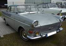 Opel Rekord P2 Coupe aus dem Jahr 1962 in der Farbkombination laplatasilber/ozeangrün. Produziert wurde das P2 Coupe von 1961 bis 1963. Während die P2 Limousine bereits im August 1960 vorgestellt wurde, folgte das Coupe genau ein Jahr später. Das Coupe war grundsätzlich mit dem stärksten Motor dieser Baureihe ausgestattet. Dieser Vierzylinderreihenmotor leistet 60 PS aus einem Hubraum von 1680 cm³. Ein solches Coupe schlug mit einem Kaufpreis von mindestens DM 7675,00 zu Buche. Beim ersten Zwischenstopp der Ausfahrt des Panoramatreffen der Alt-Opel IG am Luftschiffhangar des Flughafen Essen/Mülheim am 10.08.2024.