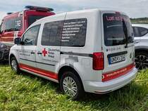 =VW Caddy des DRK KV UNNA, steht im Mai 2024 auf dem Besucherparkplatz der RettMobil in Fulda