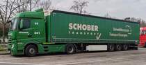 =MB Actros-Sattelzug von SCHOBER-Transport steht auf einem Rastplatz an der A 5, 02-2024
