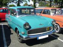 Opel Olympia Rekord P1 CarAvan, der Baujahre von 1957 bis 1960. Das Modell P1 war die Sensation auf der Frankfurter Automobil Ausstellung des Jahres 1957. Der P1 CarAvan war wahlweise mit 1.488 cm³ oder 1.680 cm³ Hubraum lieferbar. Das Kombimodell verkaufte sich in 249.329 Einheiten. Davon wählten 120.801 Käufer den größeren 1.7l Motor. Ein solches Kombimodell war ab DM 6.845,00 zu haben. Der gezeigte CarAvan ist im Farbton neptunblau lackiert. Zweiter Zwischenstopp bei der Ausfahrt des Panoramatreffen der Alt-Opel IG am 10.08.2024 in Velbert.