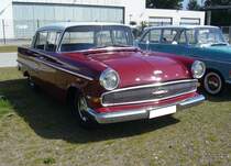 Opel Kapitän P-LV. Gebaut wurde das Oberklassemodell aus Rüsselsheim in den Jahren von 1959 bis 1963. Der Werbespruch für dieses Fahrzeug lautete bei seiner Vorstellung:  Der beste Opel Kapitän, den es je gab. Preisgünstig, wirtschaftlich, solide, zuverlässig und dauerhaft . Der gezeigte Kapitän stammt wohl aus dem Modelljahr 1961. Ein solcher Kapitän war damals ab DM 10.675,00 zu haben. Angetrieben wird der Wagen von einem Sechszylinderreihenmotor, der aus einem Hubraum von 2605 cm³ 90 PS leistet. Beim ersten Zwischenstopp der Ausfahrt des Panoramatreffen der Alt-Opel IG am Luftschiffhangar des Flughafen Essen/Mülheim am 10.08.2024.