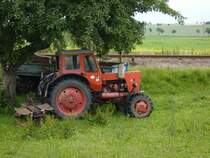 Dieser MTS 52 mit angebauten Rotationsm�hwerk kam mir vor die Kamera, nachdem ich die D�llnitzbahn am 23.06.2009 besucht hatte. So wie ich ihn zu sehen bekam, war er h�ufig in der DDR Landwirtschaft vor mehr als 20 Jahren im Einsatz.