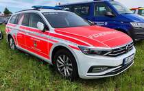 =VW Passat der Berufsfeuerwehr der Stadt WOLFSBURG steht im Mai 2024 auf dem Besucherparkplatz der RettMobil in Fulda