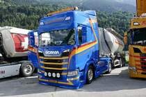 Ein Scania mit Siloauflieger von Saxer Dietikon der am 14.7.24 beim Trucker Treffen in Ambri steht.