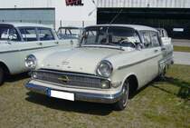 Opel Kapitän P-LV. Gebaut wurde das Oberklassemodell aus Rüsselsheim in den Jahren von 1959 bis 1963. Der Werbespruch für dieses Fahrzeug lautete bei seiner Vorstellung:  Der beste Opel Kapitän, den es je gab. Preisgünstig, wirtschaftlich, solide, zuverlässig und dauerhaft . Der gezeigte Kapitän stammt wohl aus dem Modelljahr 1961. Ein solcher Kapitän war damals ab DM 10.675,00 zu haben. Angetrieben wird der Wagen von einem Sechszylinderreihenmotor, der aus einem Hubraum von 2605 cm³ 90 PS leistet. Beim ersten Zwischenstopp der Ausfahrt des Panoramatreffen der Alt-Opel IG am Luftschiffhangar des Flughafen Essen/Mülheim am 10.08.2024.