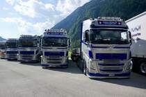 Vier Volvos von Peter Hochuli Transporte die am 14.7.24 beim Trucker Treffen in Ambri stehen.