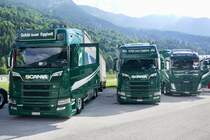 Zwei Scania und ein Volvo von Schär Eggiwil die am 14.7.24 beim Trucker Treffen in Ambri stehen.