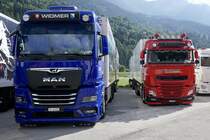Ein MAN Hängerzug von Widmer Transporte und ein DAF Hängerzug von Stirnimann die am 14.7.24 beim Trucker Treffen in Ambri stehen.