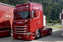 Eine Scania Zugmaschine von Martin Steiner der am 14.7.24 beim Trucker Treffen in Ambri steht.