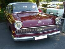 Opel Kapitän P-LV. Gebaut wurde das Oberklassemodell aus Rüsselsheim in den Jahren von 1959 bis 1963. Der Werbespruch für dieses Fahrzeug lautete bei seiner Vorstellung:  Der beste Opel Kapitän, den es je gab. Preisgünstig, wirtschaftlich, solide, zuverlässig und dauerhaft . Der gezeigte Kapitän stammt wohl aus dem Modelljahr 1961. Ein solcher Kapitän war damals ab DM 10.675,00 zu haben. Angetrieben wird der Wagen von einem Sechszylinderreihenmotor, der aus einem Hubraum von 2605 cm³ 90 PS leistet. Panoramatreffen der Alt-Opel IG in Essen Werden am 10.08.2024.