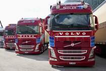 Drei Volvo FH von Sidler Transporte die am 14.7.24 beim Trucker Treffen in Ambri stehen.