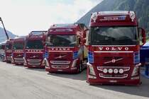 Fünf Volvo FH von Sidler Transport die am 14.7.24 beim Trucker Treffen in Ambri stehen.