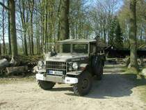 So ein Dodge m37 ist auch in diesem Film zu sehen.Tarragona  Paradies in Flammen.Zweiteiliges TV-Katastrophendrama nach Tatsachen. 1978 verwandelte sich ein spanischer Campingplatzin ein Inferno, in dem 215 Menschen starben, darunter viele Deutsche
Ausgebrannte Autos, verkohlte Leichen, schreiende Verletzte: Nach der Explosion eines Gas-Lasters wirkt der spanische Campingplatz  Las Are�cales  im Juli 1978 wie ein Kriegsschauplatz. Dietmar (Tim Bergmann) sucht in den Tr�mmern nach Ziehsohn Timmy, Ex-Soldat Walter (Hanns Zischler) organisiert den Verletztentransport. Aus Deutschland reisen die zerstrittenen V�ter Hans (Roeland Wiesnekker) und Martin (Herbert Knaup) an, um Sohn und Tochter zu suchen…Nach dem prallen 70er-Sittengem�lde von Teil eins f�llt die emotionale Fort�set�zung etwas ab. Dennoch bietet sie mehr Spannung und Verve als viele �hnliche Katastrophendramen.

