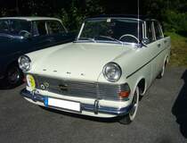 Opel Olympia Rekord P2 in der Karosserieversion Limousine viertürig, produziert von August 1960 bis Frühsommer 1963. Hier wurde eine viertürige Limousine aus dem Modelljahr 1962 in der Farbkombination weiß/schwarz abgelichtet. Der gezeigte Rekord ist ein 1700`er. Der stärkere 1.7l Motor mit 55 PS, kostete im Gegensatz zur Standardmotorisierung mit 1.5l und 50 PS einen Aufpreis von DM 75,00. Bis zur Produktionseinstellung im Spätsommer 1963 verließen ca. 550.000 Autos dieses Typs das Rüsselsheimer Opel-Werk. Panoramatreffen der Alt-Opel IG in Essen Werden am 10.08.2024.