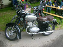 Diese Jawa war an der Hofeinfahrt beim Landwirtschaftsfest in M�hlau abgestellt