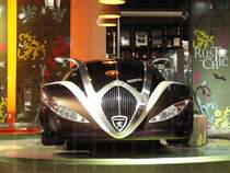 Peugeot 4002 Designstudie von 2004. Nicht nur einfach ein Zahlendreher, sondern eine Reminiszenz an den Peugeot 402 aus den 30-er Jahren. Dessen hinter dem Khlergrill versteckten scheinwerfer lassen sich an dieser Studie wiederfinden. Gesehen am 08.10.2006 in Paris an der Champs-Elyses.