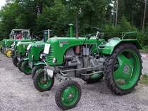 STEYR Typ80 oder liebevoll genannt  15ner  in Reih und Glied, voran T80a,Bj1954,15PS nehmen bei der Oldtimerausstellung Turmwirt in Lohnsburg Stellung; 90621
