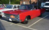 Plymouth Fury III Coupe 383 Super Commando aus dem Jahr 1968 im Farbton brightred. Der Fury III war die mittlere Ausstattungsvariante der Modellreihe Fury. Darunter rangierten Fury I und Fury II und darüber der Sport Fury und der Fury VIP. Für Vortrieb sorgt in diesem Modell ein V8-Motor, der aus einem Hubraum von 6276 cm³ eine Leistung von 335 PS an die Hinterachse weiter gibt. 11. Saarner Oldtimer Cup am 01.09.2024 in Mülheim an der Ruhr-Saarn.