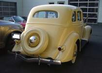 Heckansicht eines Ford Model 48 V8 Fordoor Sedan DeLuxe im Farbton tacoma cream aus dem Jahr 1935. 11. Saarner Oldtimer Cup am 01.09.2024 in Mülheim an der Ruhr-Saarn.