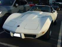 Chevrolet Corvette C3 Sting Ray Targa im Farbton classic white aus dem Modelljahr 1976. Von diesem Modell setzte Chevrolet im Modelljahr 1976 46.558 Fahrzeuge zu einem Preis ab US$ 7605,00 ab. In diesem Modelljahr gab es nur folgende, serienmäßige, Motorisierung. Einen V8-Motor mit einem Hubraum von 350 cui (5735 cm³) mit einer Leistung von 180 PS. 11. Saarner Oldtimer Cup am 01.09.2024 in Mülheim an der Ruhr-Saarn.