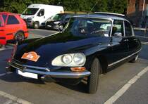 Citroen DS19 im Farbton argent noir . Die DS wurde auf dem Pariser Salon des Jahres 1955 vorgestellt und war dort sofort der absolute Publikumsmagnet. Die gezeigte DS wurde ab dem Jahr 1967 produziert. Dieses an den verbauten Doppelscheinwerfern erkenntlich. Angetrieben wird das Auto mit der legendären, hydropneumatischen, Federung von einem Vierzylinderreihenmotor mit einem Hubraum von 1985 cm³ und einer Leistung von 84 PS oder 90 PS. 11. Saarner Oldtimer Cup am 01.09.2024 in Mülheim an der Ruhr-Saarn.