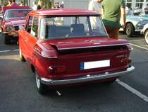 Heckansicht eines NSU Prinz 4L aus dem Jahr 1970 im Farbton alfarot. 11. Saarner Oldtimer Cup am 01.09.2024 in Mülheim an der Ruhr-Saarn.