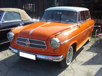 Borgward Isabella Combi de Luxe aus dem Jahr 1959 in der Farbkombination coralle/weiß. Gebaut wurde das Modell von 1954 bis 1961 in Bremen-Sebaldsbrück. Die Fahrzeuge mit der de Luxe-Ausstattung waren besonders reichhaltig ausgestattet. Hier wurde ein Combi-Modell abgelichtet, dass ab 1958 gebaut wurde. Dieses ist am kleineren Rhombus im Kühlergrill erkennbar. Der Vierzylinderreihenmotor leistet 55 oder 60 PS aus einem Hubraum von 1493 cm³. Insgesamt wurden 37.396 Isabella-Kombiwagen produziert. Der Basispreis für solch ein Combi-Modell betrug durchgängig DM 7565,00. Zaungast beim Treffen für Feuerwehr-Oldtimer am 14.09.2024 an der  Alten Dreherei  in Mülheim an der Ruhr.