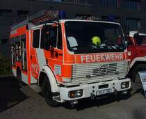 Mercedes Benz 1222 HLF aus dem Jahr 1993. Der Motor des MB 1222 ist der kleinste, von den großen Dieselmotoren dieser Fahrzeuggeneration, unter dem Standardfahrerhaus der so genannten  Neuen Generation  NG80. Der gezeigte 1222 erhielt seinen Aufbau von der Firma Ziegler und wurde danach an die Berufsfeuerwehr Leipzig ausgeliefert. Im Jahr 2009 wurde er dort ausgemustert und an eine FF im Kreis Leipzig weiter gegeben. Feuerwehrtechnisch ist dieses Fahrzeug heute noch mit einem Löschwassertank mit einem Volumen von 1600 Litern, einem hydraulischen Rettungssatz, einem Stromerzeuger, einem Lichtmast mit zwei mal 1000 Watt, einem Überdrucklüfter, diversem Verkehrssicherungsmaterial, einer Kettensäge, Tauchpumpen und einem Hebekissen ausgestattet. Der V6-Motor vom Typ OM421 hat einen Hubraum von 10.965 cm³ und leistet 216 PS. Die technischen Daten des OM 421 mit 11 Litern Hubraum, aber nur 216 PS sagen eigentlich alles. Das Ding lebt ewig. Treffen für Feuerwehr-Oldtimer am 14.09.2024 an der  Alten Dreherei  in Mülheim an der Ruhr.