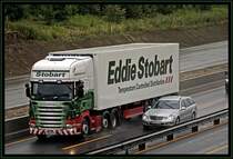 SCANIA TOPLINE R420  Fiona Helen  der EDDIE STOBART Temprature Controlled Distribution. In den 1950er Jahren wurde das Unternehmen als Landwirtschaftliches Unternehmen in Cumbria gegr�ndet. EDDIE STOBART setzt ca. 1000 Lkw&acute;s, der Marken Scania R420, Actros, DAF XF105, VOLVO FH und FH12, Iveco und MAN TGA und TGX, ein und besitzt in Gro�britanien 7 Standorte. Dazu kommt ein weiteres in Belgien (Lokeren) und in Kiev (Ukraine). Traditonell tr�gt jeder Lkw einen weiblichen Namen und die Zugmaschinen besitzen reflektierende Folie an der Front. STOBART Fahrer hatten/haben einen guten Ruf und die Firmenleitung bestand sogar darauf, dass wenn sie gegr��t werden, die Hupe bet�tigen sollen;-)
